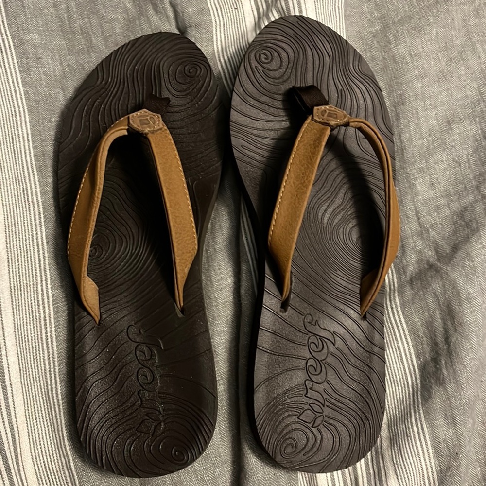 Reef flip flops rubber bottoms with leather straps